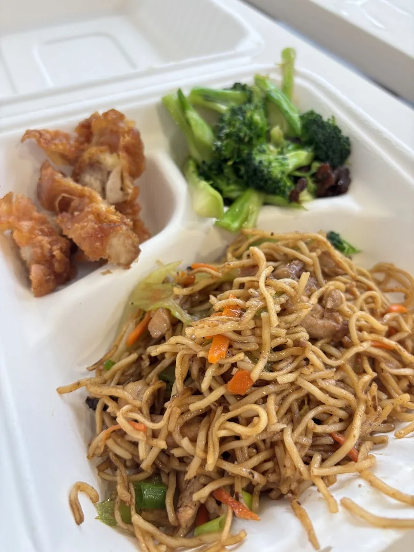Lingot d'Or Express, chao men de nouilles sautées au wok avec poulet croustillant et brocolis