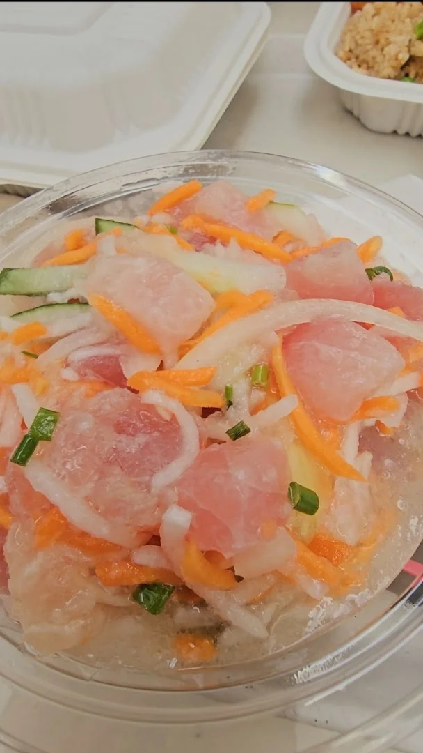 Lingot d'Or Express, poisson cru à la chinoise avec carottes, concombre et oignons verts